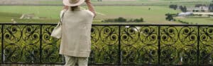 femme admirant le vignoble champenois - Epernay Tourisme