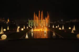 Fontaine illuminée et ambiance festive à Epernay