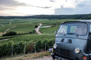 Voiture vintage dans le vignoble champenois