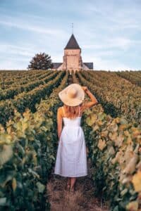 Femme seule dans le vignoble champenois - Epernay Tourisme