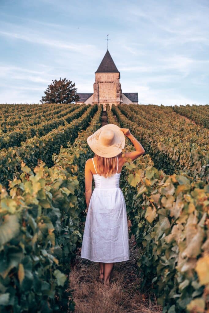 Femme seule dans le vignoble champenois - Epernay Tourisme