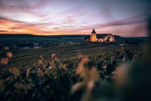 Vue des vignobles sur une église à la tombée du jour - Epernay Tourisme