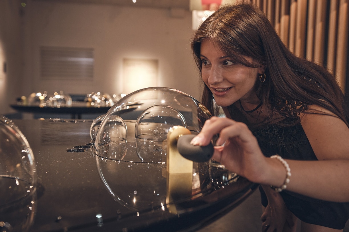 Femme qui visite le musée Pressoria - Epernay Tourisme